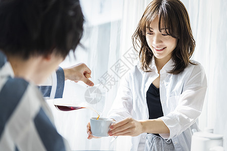 亚洲人笑脸吃饭夫妇生活方式茶时间图片