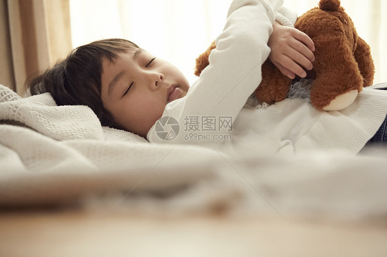 晚安小女孩打盹睡觉与小熊的女孩在床上图片