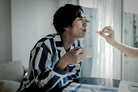 微笑上半身使吃夫妇生活方式茶时间图片