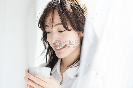女生微笑咖啡女生活方式茶时间图片