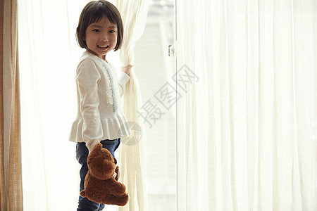 小朋友泰迪熊日本人支持一只小熊的女孩窗口图片