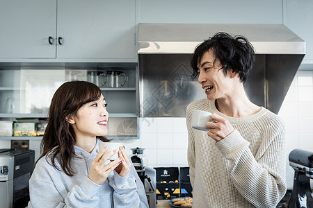 假日夫妻的居家吃早餐生活图片