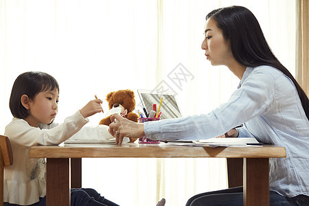 居家办公边照顾孩子的女人图片