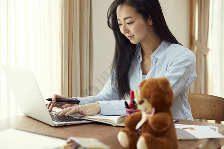 居家办公的女人图片