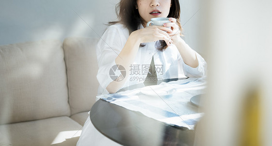 年轻女人休闲喝咖啡图片