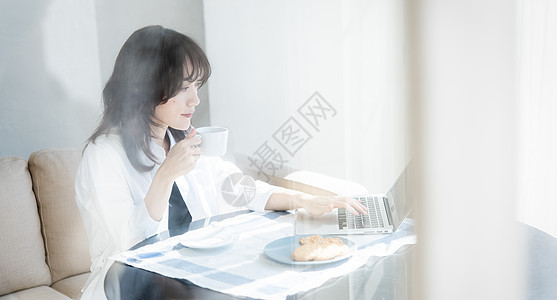 年轻女人休闲办公喝咖啡图片