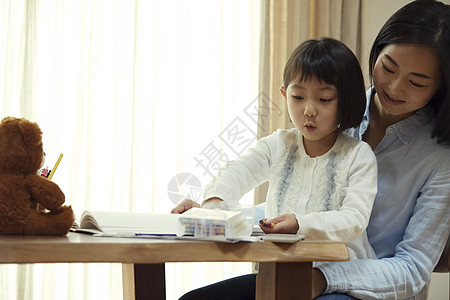 妈妈居家陪伴女儿图片