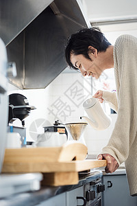 假日男子居家泡茶图片