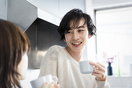 假日夫妻的居家喝早茶生活图片