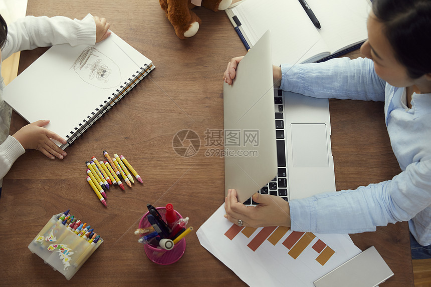 父母和小孩父母身份二十几岁女儿的侄女画在她母亲在客厅工作高清图片下载 正版图片 摄图网