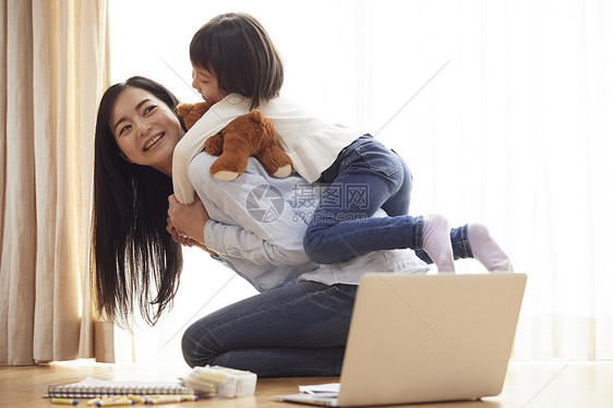 母亲陪女儿在客厅玩耍图片