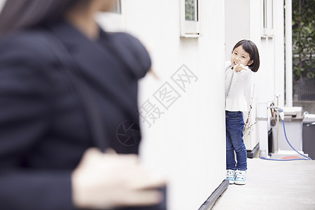 二十几岁人类工作女儿看到母亲在房子外面出差背景图片