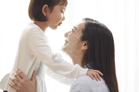日本人在家上班职业面对的母亲和女儿在客厅图片