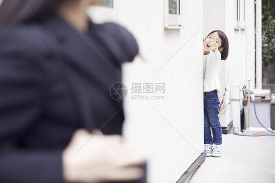 全年的套装单身女儿看到母亲在房子外面出差图片