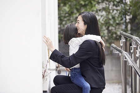 目送我到家了较年轻在房子外拥抱的母亲和女儿图片