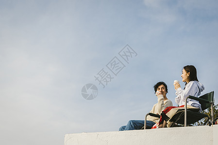 男人们喝酒米饭夫妇屋顶上面图片
