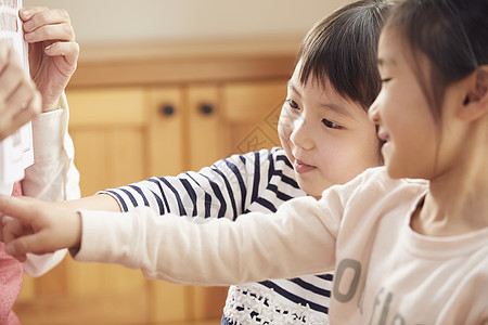 女孩伙伴女一位老师在地板上遇到问题孩子们回答问题图片