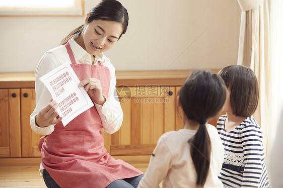 幼儿园老师与小朋友一起玩耍图片