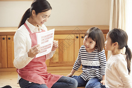 幼儿园老师与小朋友一起玩耍图片