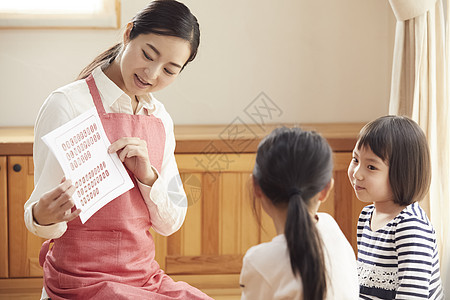 室内一位老师遇到问题给孩子们回答问题图片