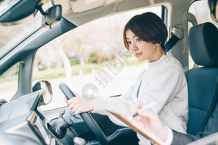 正在学驾驶汽车的年轻女人图片