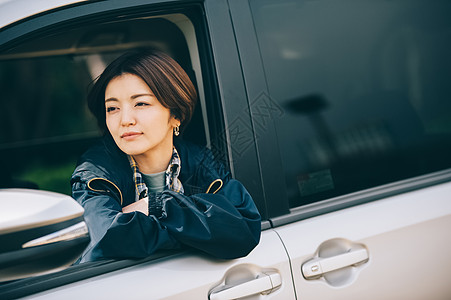 坐在副驾驶的女人高清图片