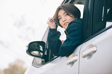 探出车窗的女生图片