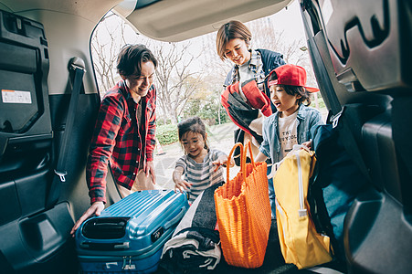 4连一家人驾车露营背景