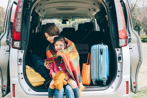 旅行幸福的大家庭在汽车营地图片