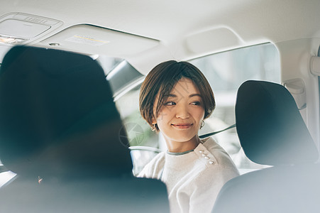 驾驶员座椅的女人开车图片