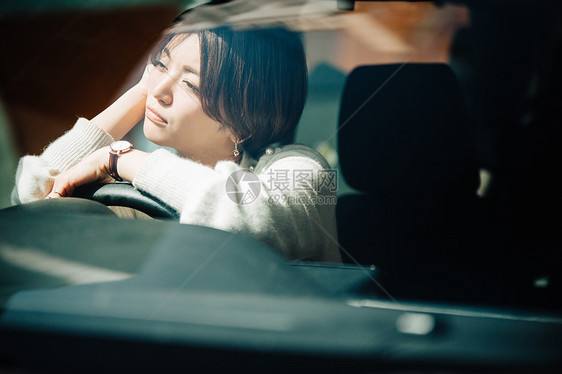 女人开车的休息沉思图片