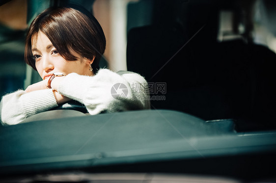 驾车困乏的女人图片