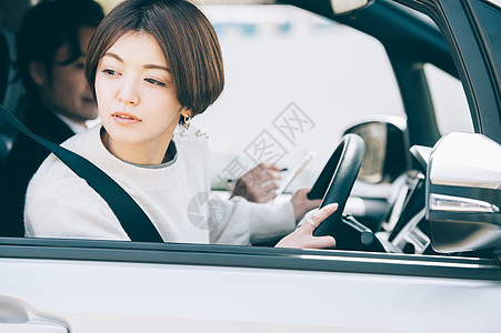 考驾照的女学员图片