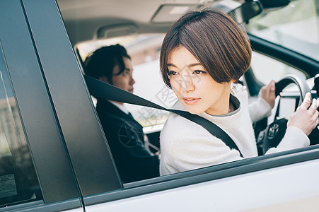 考驾驶执照的女学员图片