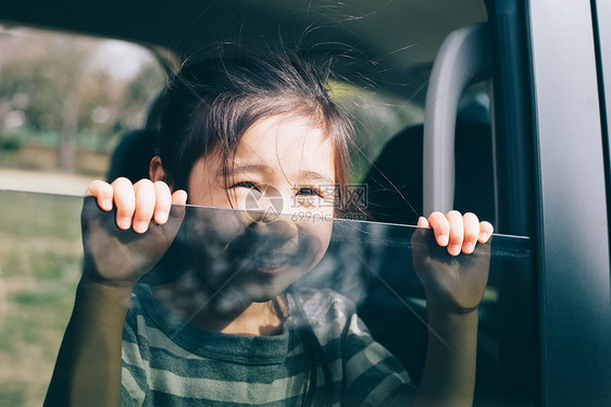 车内快乐的女孩图片