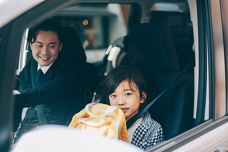 父母接送小孩上下学图片