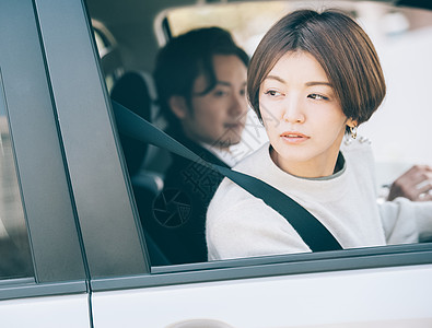 考驾驶证的女人背景图片