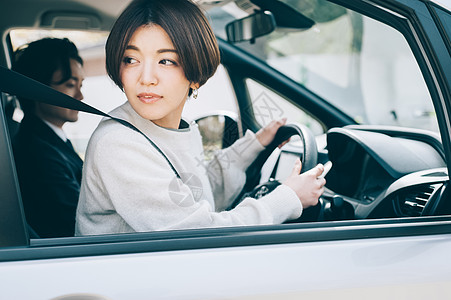 考驾驶证的女人高清图片