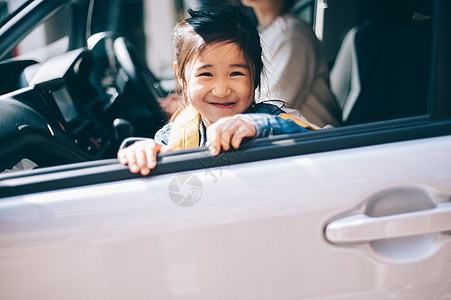 亚洲人亲热某人的新车父母和孩子图片