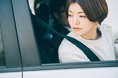 考驾驶证的女人背景图片