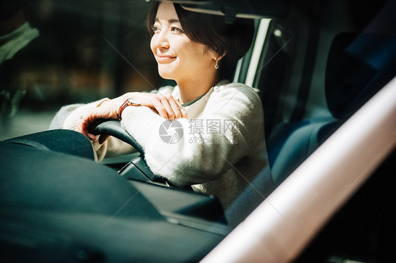 驾驶座位上休息的女人图片
