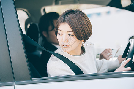 正在考驾驶证的女人背景图片