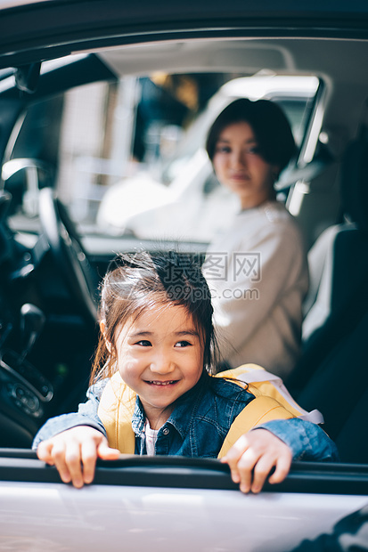 父母接送孩子上下学图片