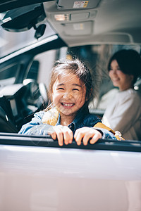 车里可爱的女孩图片