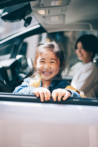 车里可爱的女孩图片