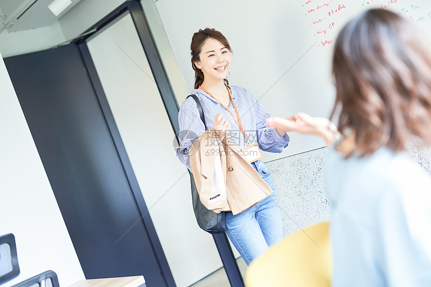 刚到办公室的都市办公女性图片