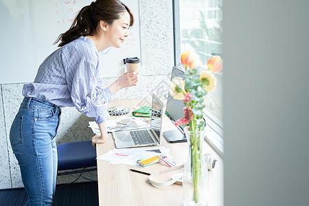 办公室的职业女性休息喝咖啡图片
