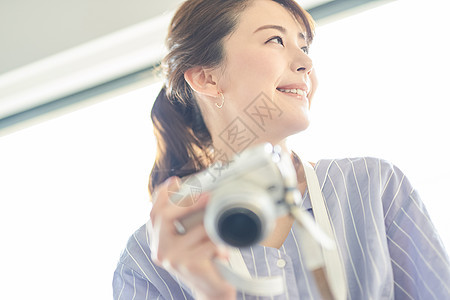 办公室正在拍照的女人图片