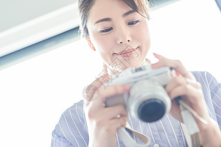 办公室正在拍照的女人图片