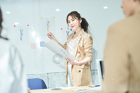 女生开会图片